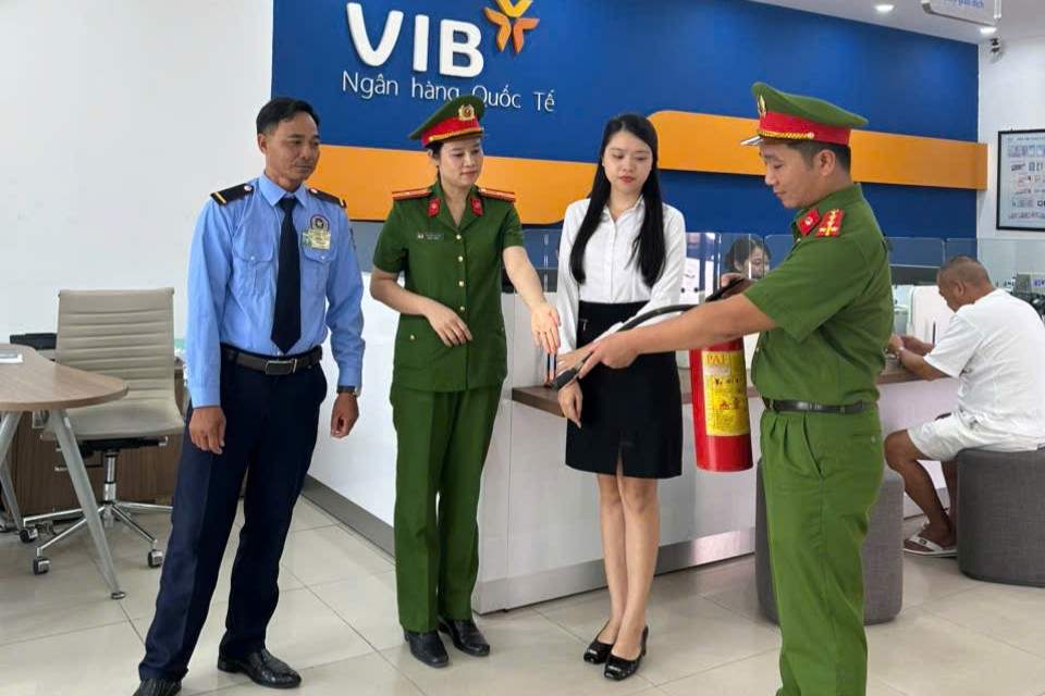Công an phường Chu Văn An đồng hành, hỗ trợ ngân hàng thực hiện an toàn PCCC